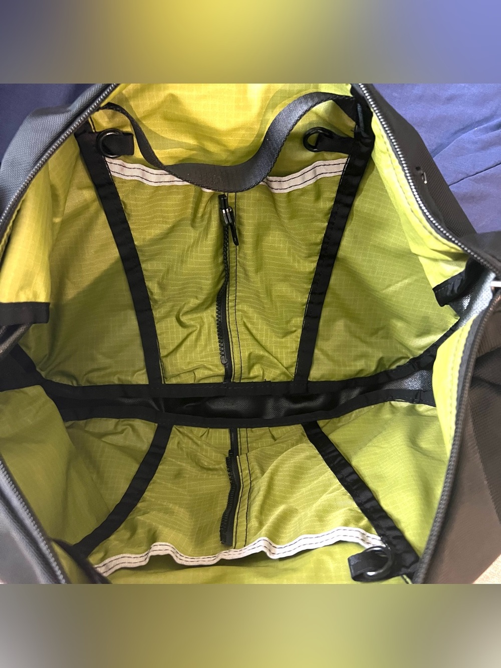 Tom Bihn Parental Unit Black Messenger With Shoulder Strap - Picture 10 of 15